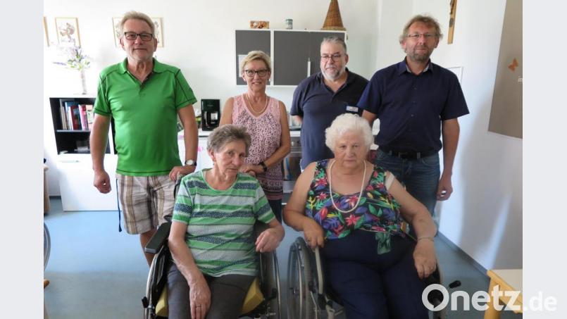 Zweiter Bürgermeister Hermann Schraml, Pfleger Stefan Müller, Tochter Monika und Sohn Michael (hinten von rechts) wünschen Anna Bayerl (vorne links) alles Gute zu ihrem 85. Geburtstag. Auch Anneliese König (vorne rechts) war zum Gratulieren gekommen. Bild: jzk
