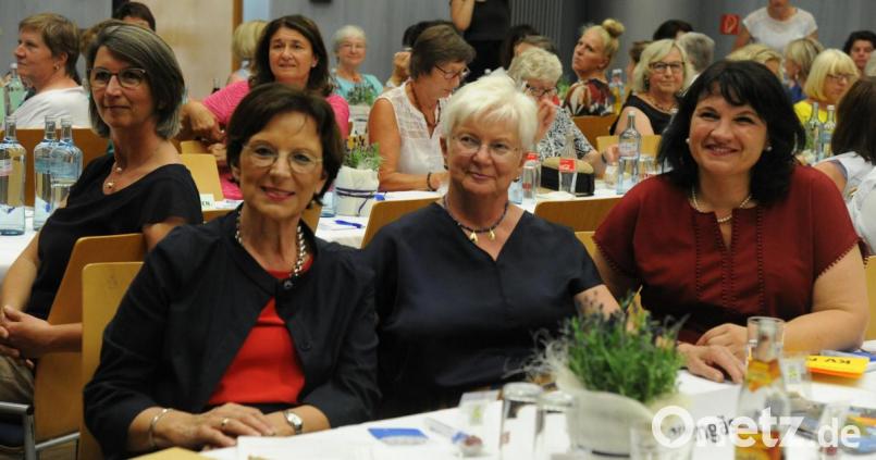 Barbara Gerl (rechts) darf nicht nur über einen vollen Saal im Musikomm strahlen, sondern auch die Unterstützung der Ex-Ministerinnen Emilia Müller und Gerda Hasselfeldt (von links) zum Amtsantritt freut sie. Bild: gf