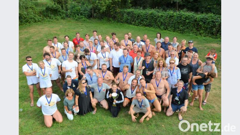 Die Teilnehmer des &quot;Ballous Beach Cup&quot; freuen sich über das gelungene Event. Bild: exb
