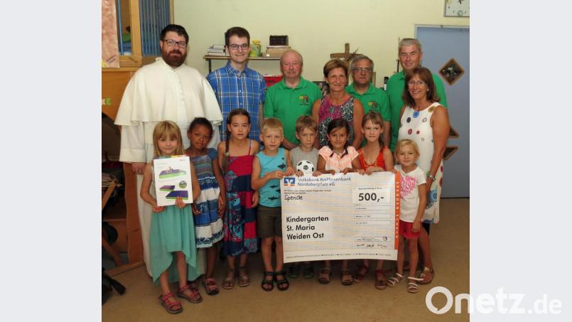 500 Euro spendet die Siedlergemeinschaft „Am Krumpes“ als Jubiläumsspende zum 60-Jährigen an den Kindergarten St. Maria. Bild: Dobmeier