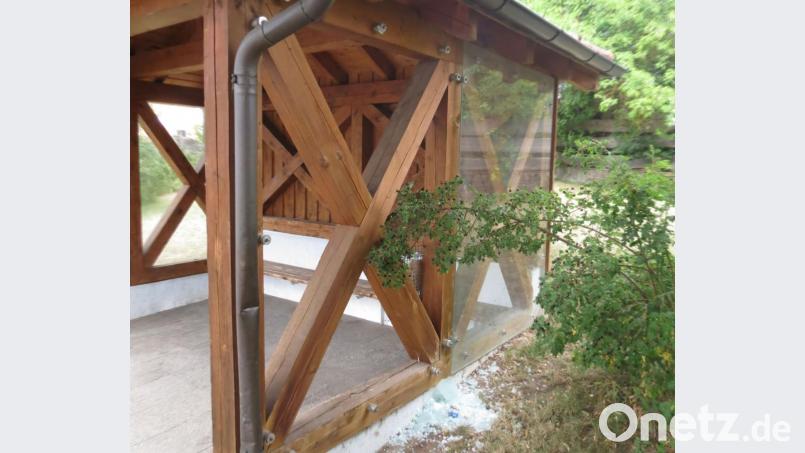 Am Bushäuschen in der Amberger Straße haben Unbekannte eine Scheibe zerstört. Bild: piam