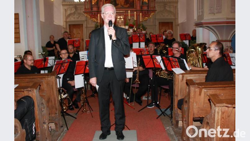 Pfarrer Wilfried Römischer begrüßte die Zuhörer. Bild: lk