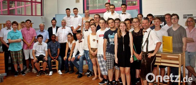 Schreiner-Azubis zeigen in der Berufsschule ihre Produkte aus Holz - kleine Treppen, Holzprodukte für den Außenbereich und Werkstoffe aus unterschiedlichen Produkten in Kombination mit Holz bis hin zu Einrichtungsgegenständen. Bild: R. Kreuzer