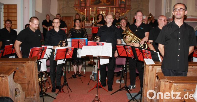 Das Ensemble &quot;Con Spirito&quot; mit Dirigent Dieter Wendel (rechts). Bild: lk