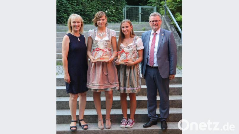 Das Berufsschulgrundjahr beenden Sophie Hönle von der Schreinerei Fellner (Dritte von links) in Massenricht als Klassenbeste mit einem Notendurchschnitt von sagenhaften 1,0 und Julia Jäger vom Bundeswehrdienstleistungszentrum Amberg (Zweite von links) mit 1,44. Stellvertretende Landrätin Brigitte Bachmann und Bürgermeister Michael Göth gratulieren. Bild: mfh