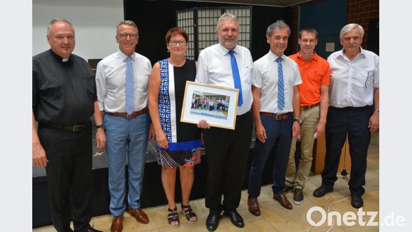 Wilhelm Trisl, 14 Jahre Schulleiter der Mittelschule Tirschenreuth, verabschiedet sich in den Ruhestand. Im Bild: (von links) Stadtpfarrer Georg Flierl, Bürgermeister Franz Stahl, Christine und Wilhelm Trisl, Schulamtsdirektor Rudolf Kunz, BLSV-Kreisvorsitzender Andreas Malzer und Konrektor Joachim Kruppa. Bild: jr
