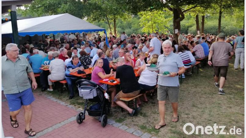 Obwohl die Anglerfreunde ihr Platzangebot auf 900 Sitzplätze erhöht haben, gibt es sowohl bei der Nacht am See als auch beim Fischerfest auf dem idyllisch gelegenen Festgelände am Südufer des Mühlweihers so gut wie keinen freien Platz. Zu den beiden Festen kommen insgesamt mehr als 2000 Gäste. Bild: u