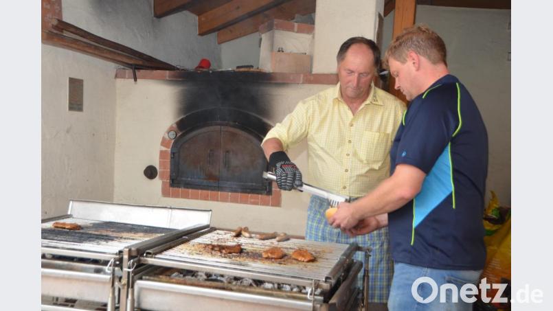 Richard Troglauer und Matthias Ertl (von links9 stehen am Grill ihren Mann. Bild: dob