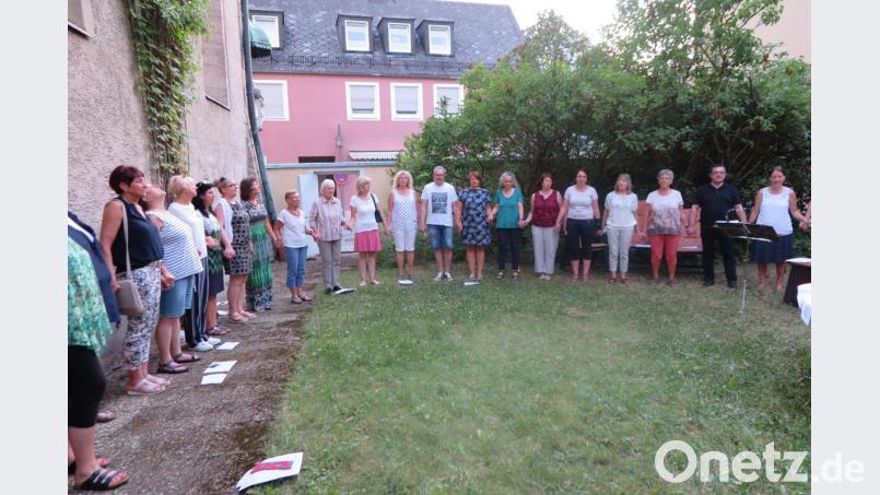 Nach dem Auszug aus der Kirche in den Pfarrgarten bilden alle einen großen Kreis, fassen sich an den Händen und beteten andächtig das Vaterunser. Wer Lust hat, kann noch bleiben und sich bei kühlen Getränken und Gebäck mit den anderen unterhalten. Bild: jzk