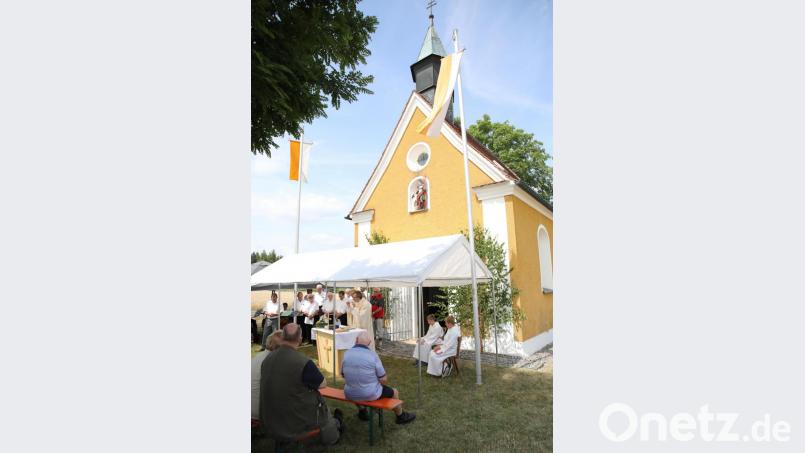 Pfarrer Martin Besold feierte vor der St.-Anna-Kapelle die Festmesse. Bild: njn