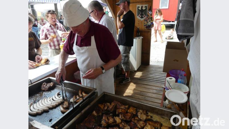 Auch Bratwürste, Steaks und Rippchen gehören zum vielseitigen Speisenangebot. Bild: rn