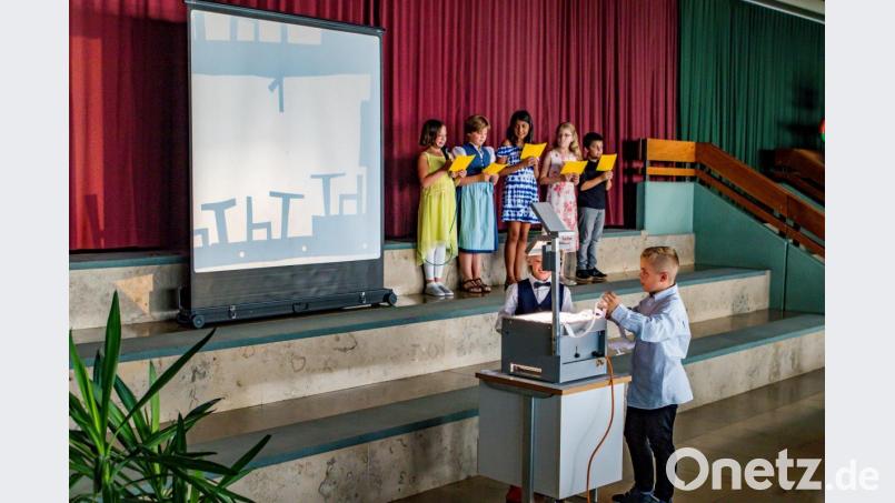 In einem Schattenkino ließen die Schüler ihre Grundschulzeit Revue passieren. Bild: sml