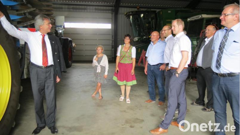 Regierungspräsident Axel Bartelt (links) zeigte sich auf dem Betrieb der Familie Baierl in Kötschdorf (Markt Wernberg-Köblitz) beeindruckt vom großen Maschinenpark, der übrigens mit GPS ausgerüstet ist. Bild: kö