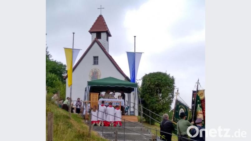 Vor der Anna-Kapelle in Schwarzach zelebrierte Pfarrer Michael Reitinger am Sonntag den Festgottesdienst zu Ehren der Heiligen Anna. Bild: mmj
