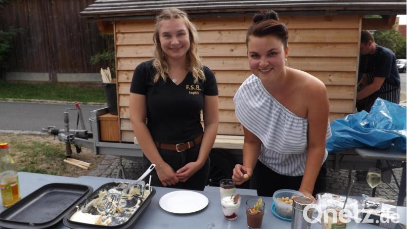 Auch süße Nachspeisen, liebevoll zubereitet und serviert unter anderem von Sophie Bartmann und Eva Frischholz ließen sich die Besucher schmecken.(V.l. Bild: trj