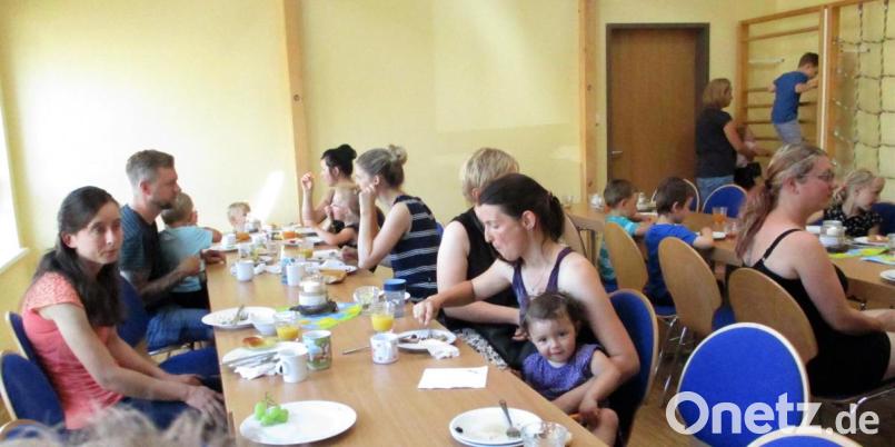 Auf große Resonanz trifft das Elternfrühstück im Herz-Jesu-Kinderhaus, das die Erzieherinnen mit viel Engagement und Liebe vorbereitet haben. Bild: mez