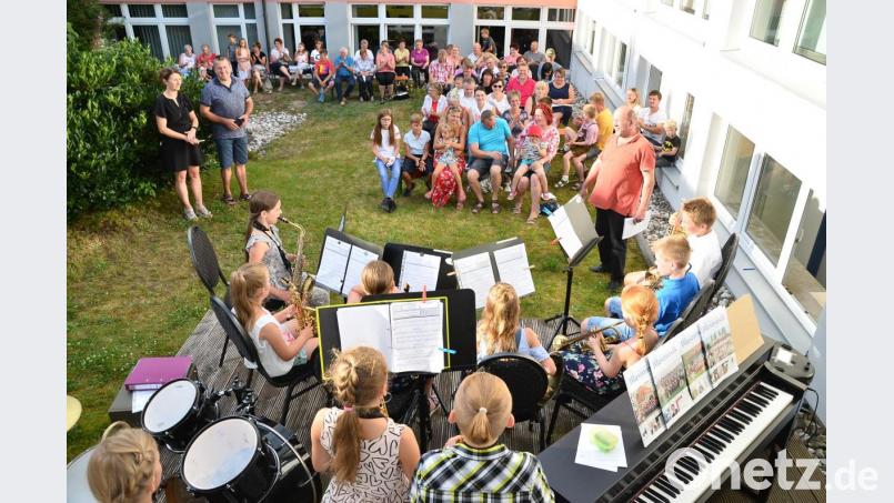 Ein grandioses Ambiente hat der Musikverein durch Öffnung des Atriums im Schulgebäude für das große Abschlusskonzert der Musikschule geschaffen. Bild: fjo