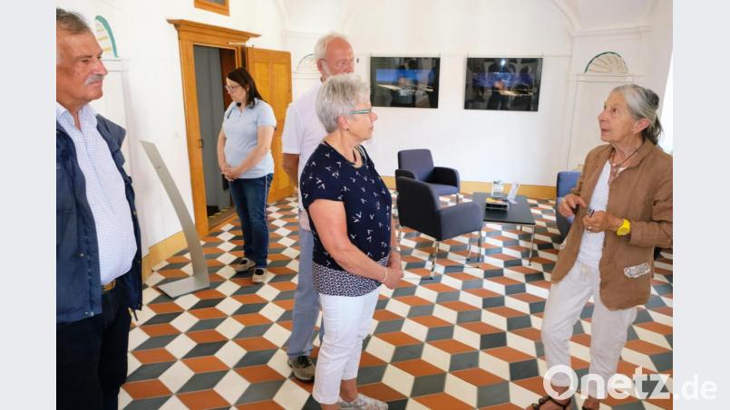 Geheimnisvoll stimmen die freihändigen Nachtaufnahmen, die Wolftraud de Concini (rechts) in einer Ausstellung in Speinshart vorstellt Bild: do