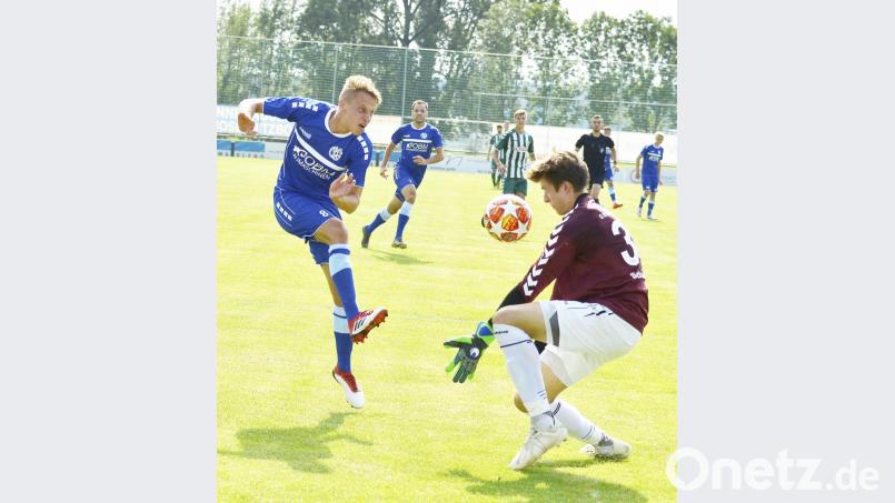 Wenn nur der Torwart nicht im Weg stünde: Dominik Haller (links) scheitert am Großbardorfer Keeper Julian Schneider (rechts). Jetzt bietet sich die Gelegenheit gegen den 1. FC Sand, es besser zu machen. Bild: Ziegler