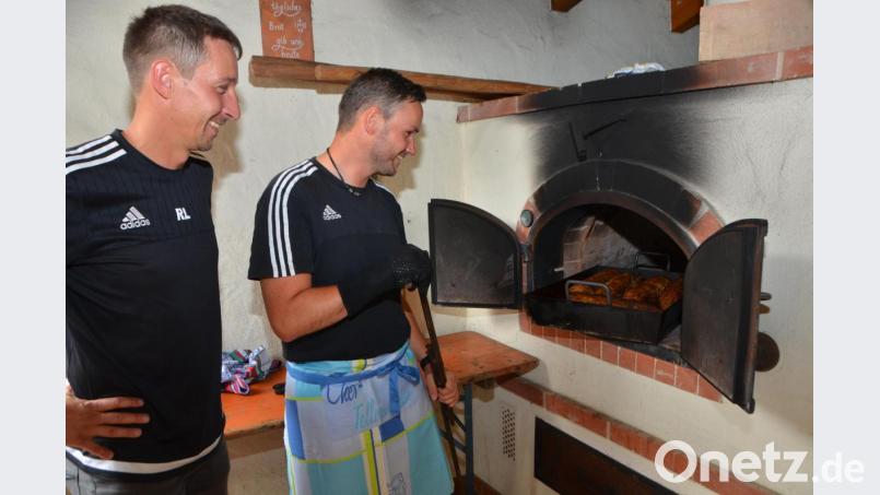 SV-Vorsitzender Roman Lindner und Wenzl Rauch (von links) brutzeln den Rollbraten in den Bratrainen im Backofen. Bild: dob