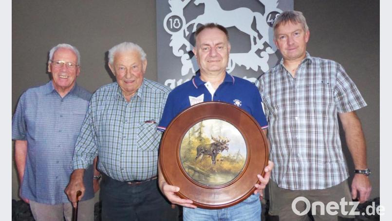 Gutscheine überreichte (von links) Schützenmeister Bruno Müller an den Drittplatzierten, Ehrenschützenmeister Georg Franz, den Sieger Georg Dehling und den Zweiten, Richard Koller. Bild: no