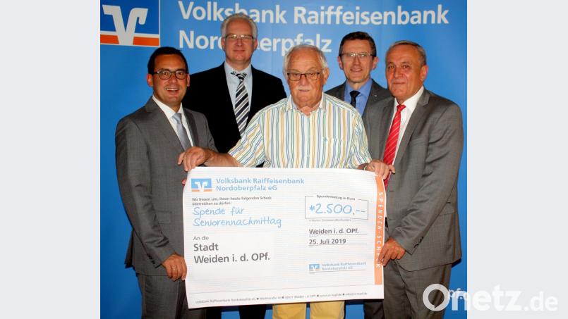Die Volksbank Raiffeisenbank überreicht für den Seniorennachmittag eine Spende von 2500 Euro mit (von links) Thomas Ludwig, Rainer Lukas, Alfons Heidingsfelder, Christian Weigert und Oberbürgermeister Kurt Seggewiß. Bild: R. Kreuzer
