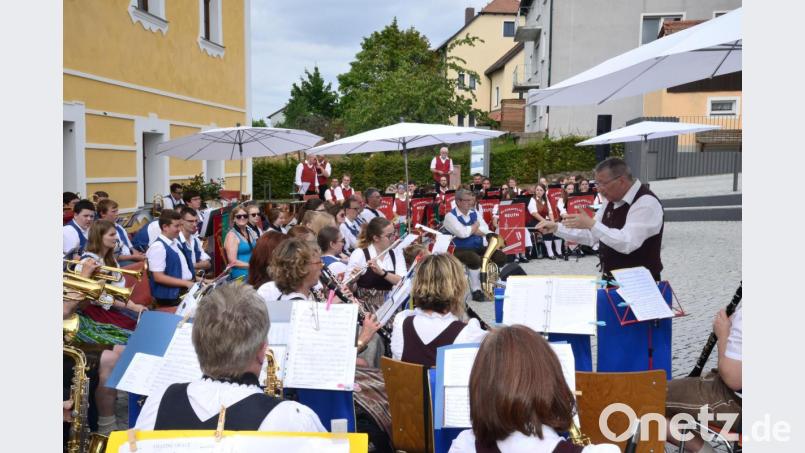 Die Stadtkapelle Neustadt mit ihrem Dirigenten Karl Wildenauer (rechts) hat viele Noten für Dixie, alte Schlager und Golden Hits vergangener Jahre mitgebracht. Bild: bey