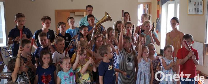 Am Ende des Vorspielnachmittags der Stadtkapelle präsentierten die Nachwuchsmusiker stolz ihre Instrumente. Die Musiklehrkräfte Dominik Pflaum (hintere Reihe links), Carola Eckert (hintere Reihe Mitte) und Veronika Süß (Zweite von rechts) haben ganze Arbeit geleistet. Bild: hir