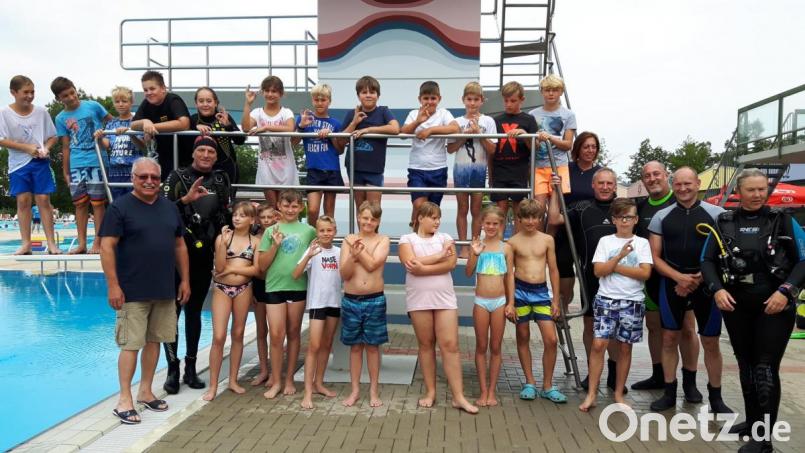 Diese Kinder lernten beim Schnuppertauchen erstmals den Grund des Schwimmbeckens im Mitterteicher Freibad kennen. Unter fachkundiger Anleitung ging es ins Freibadbecken. Bild: jr