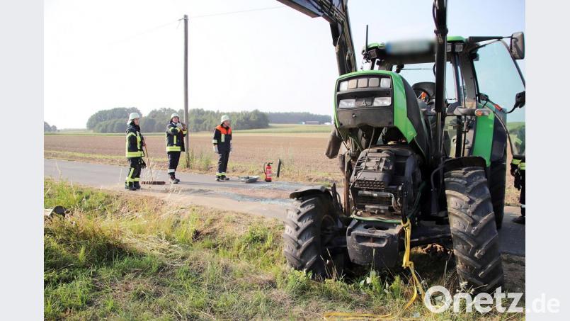 Feuerwehrmänner stellten den Traktor wieder auf. Bild: jma