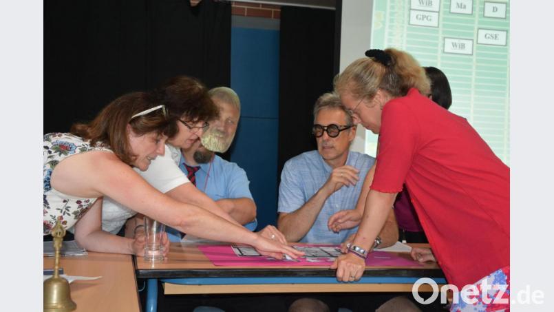 Das Lehrerkollegium spielte typische Szenen nach, wie sie vor einem Schuljahr bei der Erstellung der Stundenpläne entstehen. Immer mit dabei war bisher Rektor und Schulleiter Wilhelm Trisl. Bild: jr
