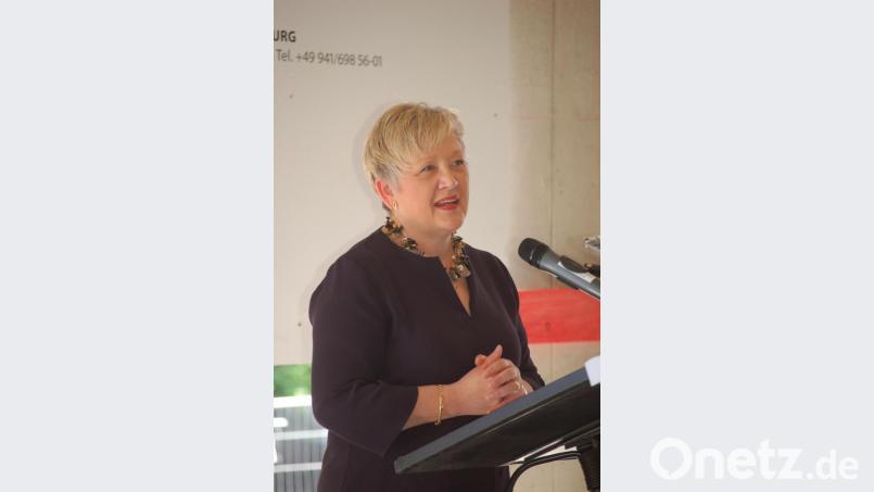 Ministerialdirektorin Brigitta Brunner lobte den zügigen Baufortschritt. Bild: gib