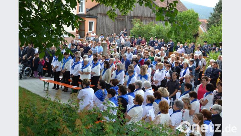 Der Pfarrgarten war brechend voll beim Festgottesdienst mit Festakt der Fahnensegnung des Frauenbundes Etzgersrieth. Bild: gi