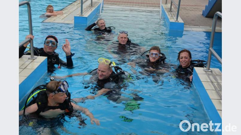 Kinder im Becken des Mitterteicher Freibades. 20 Kinder nahmen am Samstag zum Auftakt des Ferienprogramms am Schnuppertauchen teil. Bild: jr