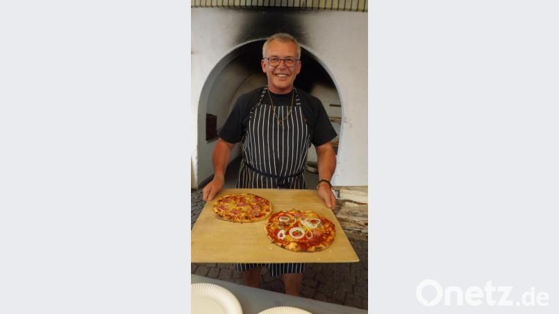 Die Pizza aus dem Dorfbackofen kommt sehr gut an. Der &quot;Pizzabäcker&quot; Herman Witt hat alle Hände voll zu tun, bleibt aber immer gut gelaunt. Bild: trj