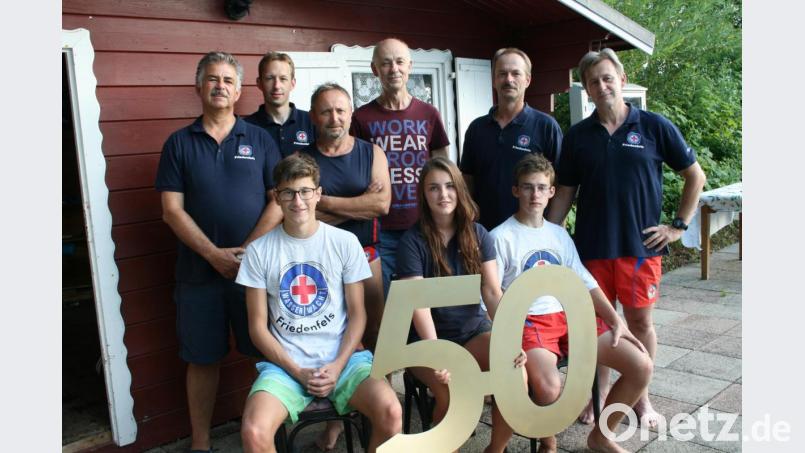 Engagiert und motiviert ist das Vorstandsteam der Wasserwacht Friedenfels. Hinten von rechts Vorsitzender Markus Münchmeier, Jugendleiter Markus Kellner, Rechnungsprüfer Reinhard Zeitler, Dritter Vorsitzender Norbert Tretter, Technischer Leiter Johannes Mühlbauer, Zweiter Vorsitzender Harald Heindl; vorne von links 
 der Nachwuchs mit Rettungsschwimmerprüfung, Justin Hausknecht, Marlena Münchmeier und Bastian Münchmeier. Bild: roh