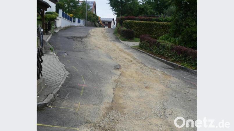 Der Stadtrat spricht sich dafür aus, dieses durch Wasser- und Kanalbau beschädigte Straßenstück zwischen Jahnstraße und "Krummer Weg" instandsetzen zu lassen und sich hierfür ein Angebot einzuholen. Bild: rn