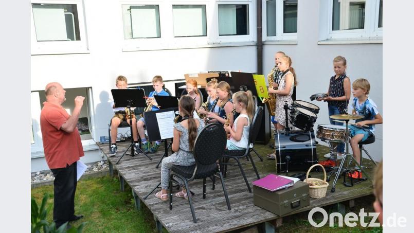 Das Junior-Orchester vereint aktuell die jüngste Bläsergruppe des Musikvereins. Unter Leitung von Hermann Mack (links) spielt das Ensemble zwei schwungvolle Stücke. Bild: fjo