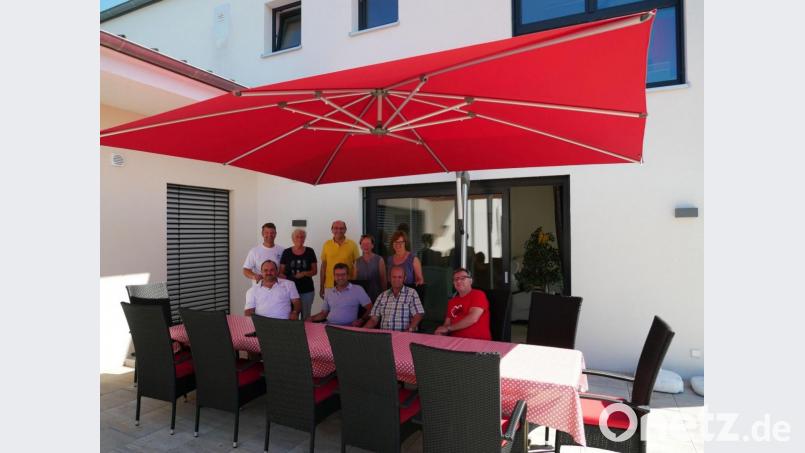 Bei einem Kaffeeklatsch dankte AWO-Vorsitzender Fritz Möstl den Gemeinde- und Vereinsvertretern für die großzügige Spende, mit der ein großer roter Sonnenschirm angeschafft werden konnte. Bild: gz