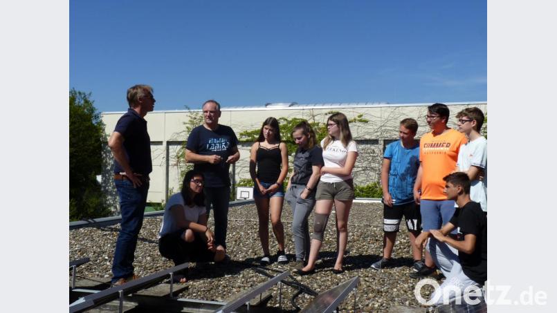Fachoberlehrer Wolfgang Wessely (Dritter von links) erläutert den Schülern der Arbeitsgemeinschaft Umwelttechnik und Rektor Danninger die Entstehung und das CO2-Ergebnis der ersten Photovoltaikanlage auf dem Dach der Krötenseeschule. Bild: pad