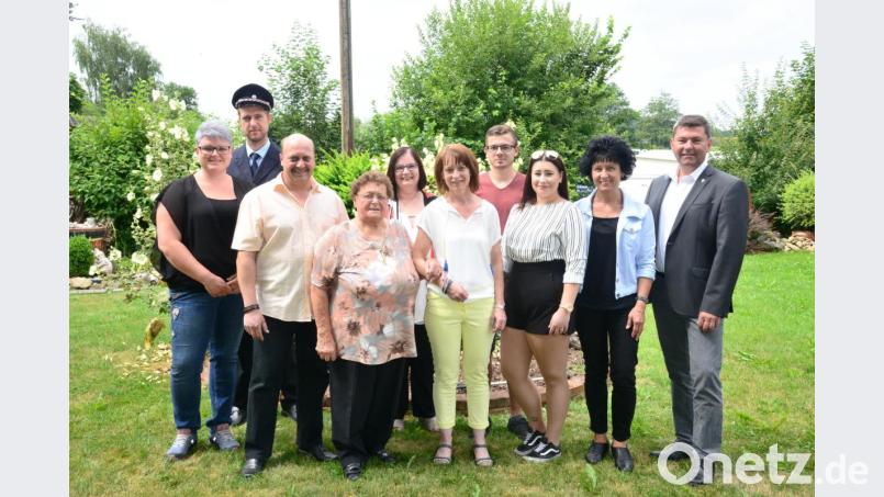Mathilde Lindner (Vierte von links) feiert 80. Geburtstag. Sohn Herbert und Schwiegertochter Claudia haben die Jubilarin in ihre Mitte genommen. Zum Geburtstag gratulierte auch Enkelin Annalena (Dritte von rechts), die Vertreter des Obst-und Gartenvereines Burkhardsrieth, des Feuerwehr Burkhardsrieth, des Katholischen Frauenbundes Miesbrunn, des OWV Pfrentsch und Bürgermeister Rainer Rewitzer namens der Stadt Pleystein. Bild: bey