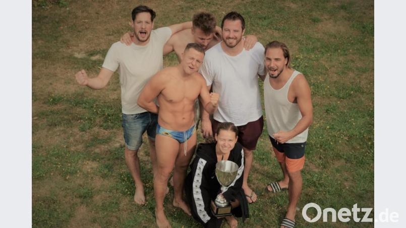 Die &quot;Black Mambas&quot; setzen sich gegen die restlichen Mannschaften durch und holen sich den Wanderpokal. Bild: exb