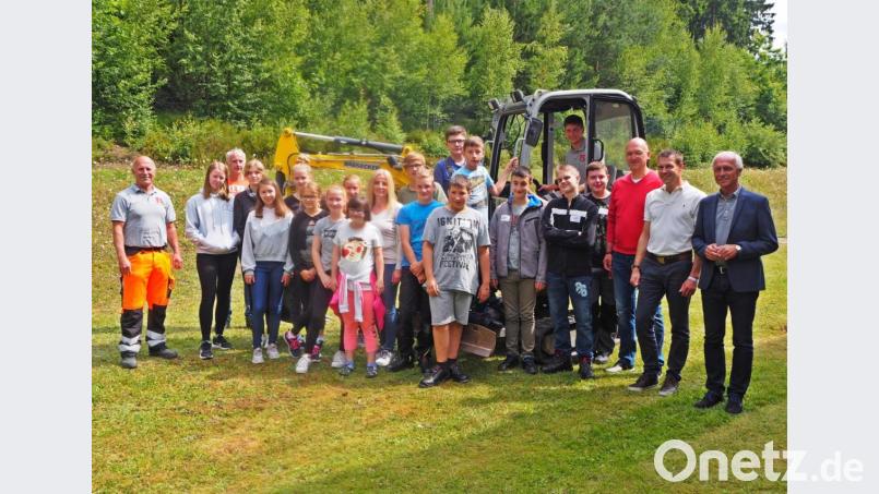 Die beteiligten Schüler mit Schulleitung, Hausmeister, Bürgermeister Günther König (rechts) und den Mitarbeitern der Kassecker Gruppe. Bild: exb