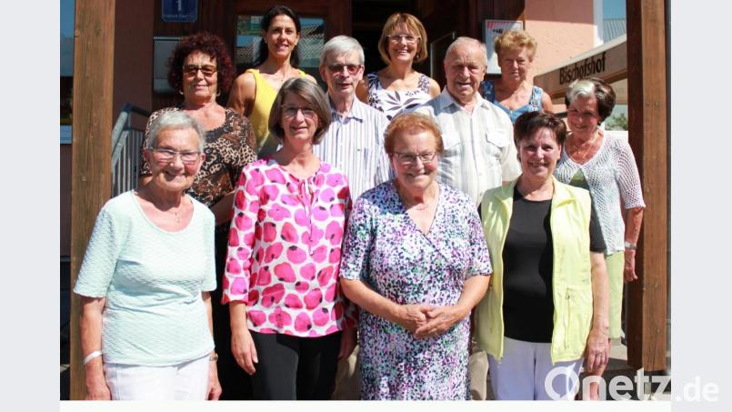 Irgmard Giet (vorne, Dritte von links) feierte ihren 90. Geburtstag. Unter anderem kam Altlandrat Hans Schuierer ((Zweite Reihe, Dritter von links) zum Gratulieren). Bild: exb