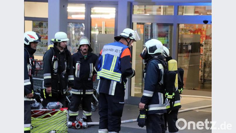 Viele Einsatzkräfte rückten zur Norma in der Neuen Amberger Straße aus. Bild: jma