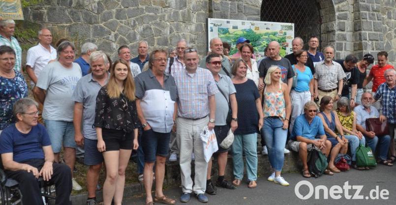 Comic-Freunde aus Weiden und ganz Deutschland feiern auf Einladung von Uli Narr (Mitte) im tschechischen Bierkeller "Chodovar" unter anderem den 60. Geburtstag des Comic-Helden "Tibor". Bild: Kunz
