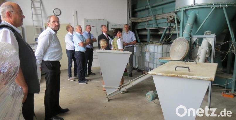 Eine automatisierte Futterbereitung ist das Herzstück des Ferkelerzeugerbetriebs Baierl mit 250 Zuchtsauen. Betriebsleiter Franz Baierl (ganz rechts) erklärt Regierungspräsident Axel Bartelt (links daneben) und den Fachleuten aus Landwirtschaft und BBV die Funktionsweise. Bild: kö