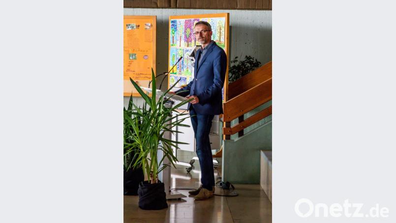 Immer einen lockeren Spruch auf Lager: Thomas Plank entschuldigte das Rektorat und hielt vertretungsweise die Abschlussrede. Bild: sml