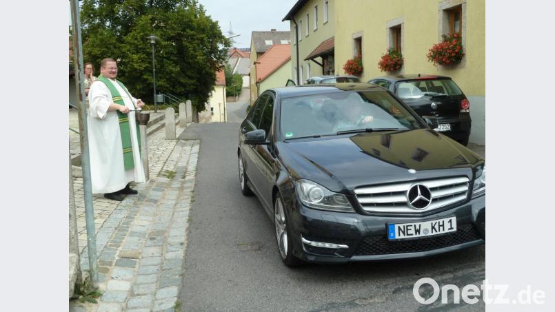 Auch Bürgermeisters Auto holt sich den Segen Bild: wrt