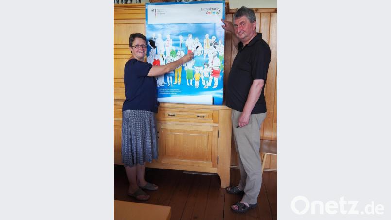Hoffen auf Fortsetzung des Bundesprogramm &quot;Demokratie leben!&quot;: Susanne Reinhardt von der Stadt Weiden und Herbert Schmid von Arbeit und Leben Bild: Bühner